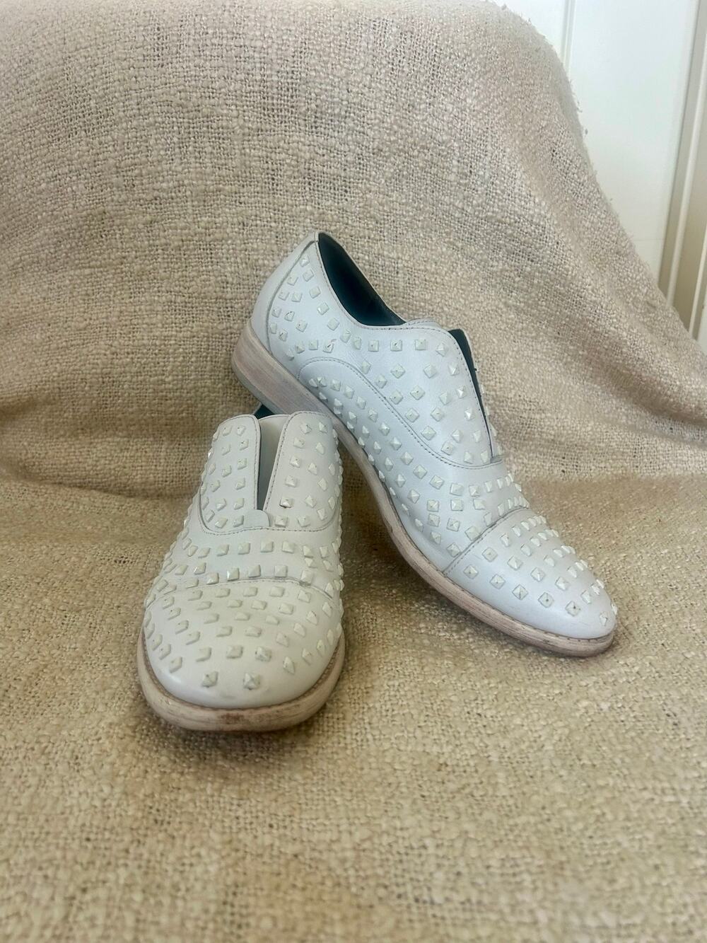 Kenneth Cole “Sacket” White Leather Studded Women’s Loafer Oxford size 7.5